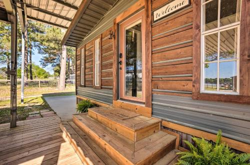 Zahrada ubytování Dock Access and Rooftop Deck Cabin on Lake Conroe