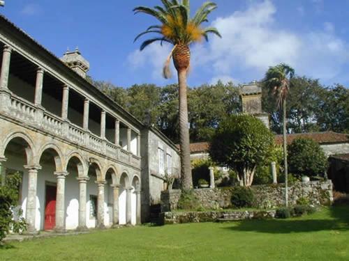 eine Palme vor einem Gebäude in der Unterkunft Pensión Vázquez in Vimianzo