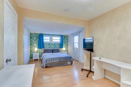 a bedroom with a bed and a television in it at about 20 Mi to Manhattan Quaint Clifton Home! in Clifton