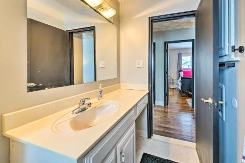 WestlandにあるWestland Home with Yard about 20 Mi to Downtown Detroit!の洗面台と鏡のあるバスルーム