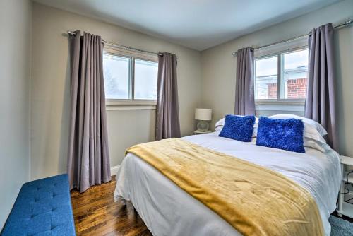 WestlandにあるWestland Home with Yard about 20 Mi to Downtown Detroit!のベッドルーム1室(青い枕と窓付きのベッド1台付)