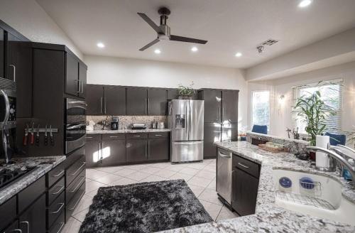 Rare Gem - Private Pool- Fine Dining - Close to Las Vegas Strip & Airport