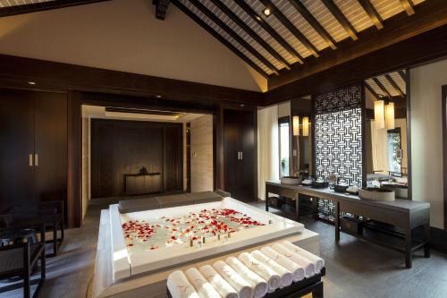 Habitación grande con bañera grande en el centro en Yurun Hanyuelou Villa Resort, en Huangshan