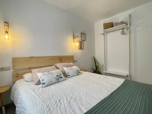 a bedroom with a white bed with two pillows at Apartamento Veradulce, Vera Playa in Vera