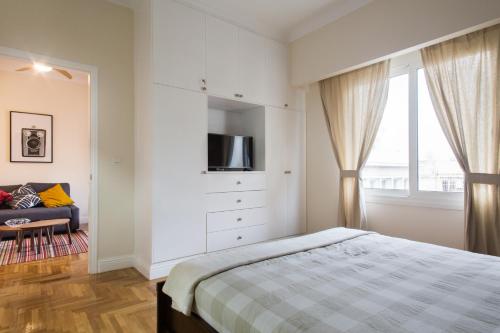 Athena’s Hideaway- Fully Renovated- Absolute Best Location