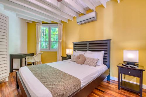 a bedroom with a bed and a desk and a television at Lomas del Caribe in Puerto Viejo