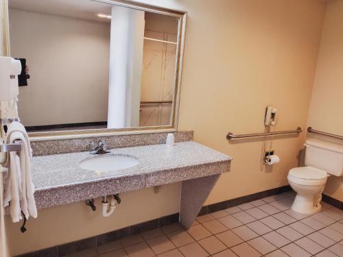 Vonios kambarys apgyvendinimo įstaigoje Budget Inn