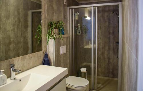 uma casa de banho com um chuveiro, um WC e um lavatório. em Lovely Home In Krager With Wifi em Kragerø