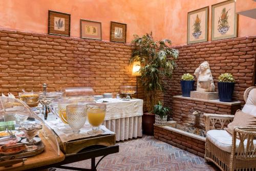 Cette chambre comprend une table avec des boissons. dans l'établissement As Janelas Verdes Inn - Lisbon Heritage Collection - Riverside, à Lisbonne