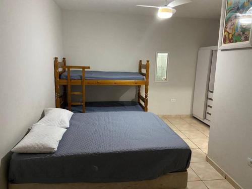 - une chambre avec 2 lits superposés dans l'établissement Chácara Sossego do Vovô, Cond Vitassay - Boituva, à Boituva