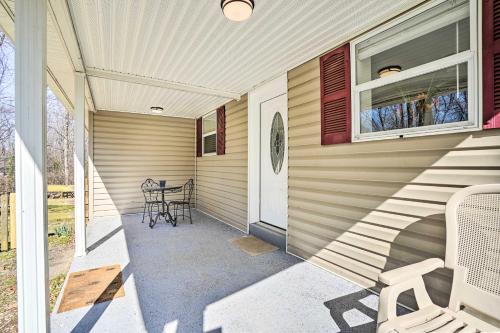 Charming Home with Yard Near Shenandoah River!にあるバルコニーまたはテラス