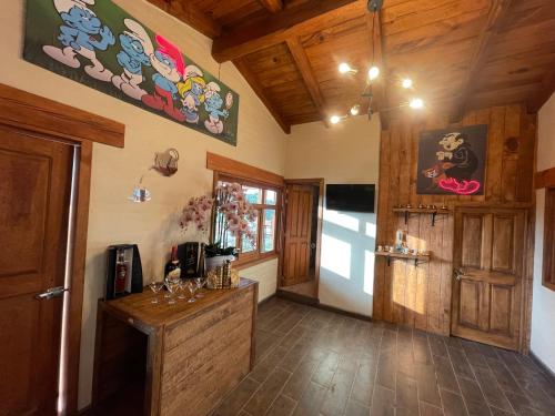 Habitación con techo de madera y habitación con mesa. en Cabañas Mazzatl 6 pax, en Mazamitla