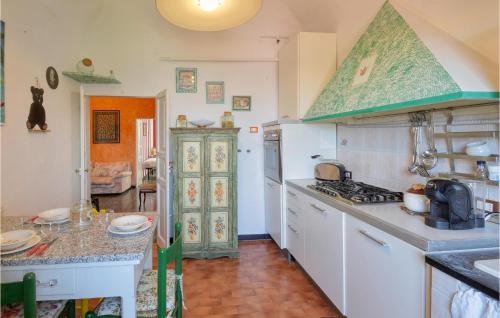 Dapur atau dapur kecil di 3 Bedroom Awesome Apartment In Camogli