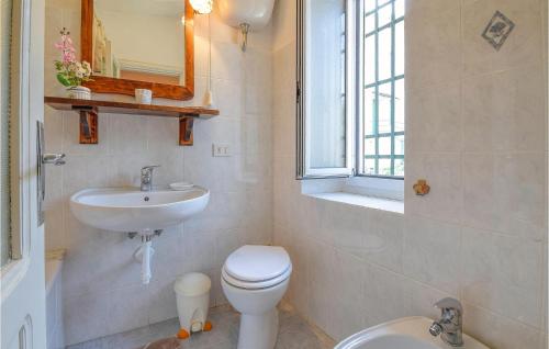 Ένα μπάνιο στο 3 Bedroom Awesome Apartment In Camogli