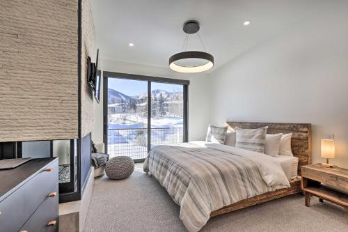 1 dormitorio con cama y ventana grande en Luxe Park City Townhome with Private Hot Tub!, en Park City