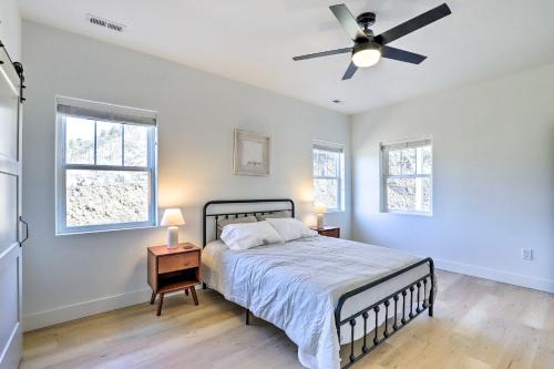 1 dormitorio con 1 cama y ventilador de techo en Lake Roosevelt Getaway with Lake and Mountain Views!, en Davenport