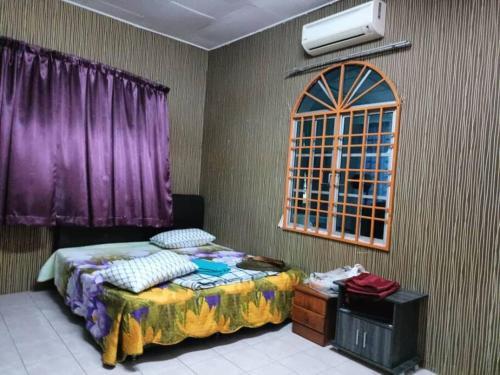 1 dormitorio con cama y ventana en AlFateh Homestay Kepala Batas en Kepala Batas