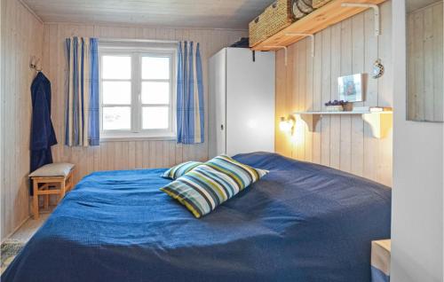 Lild StrandにあるStunning Home In Frstrup With Wifiのベッドルーム(青いベッド1台、窓付)