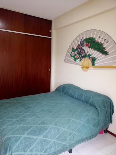 a bedroom with a green bed and a wooden door at Rincón Verde in San Miguel de Tucumán