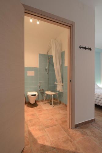 a bathroom with a toilet and a sink at Casetta Don Carlino in Campomarino