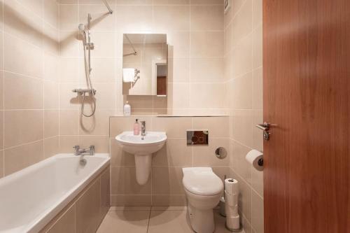 A bathroom at Best City Centre Luxurious Home Free Parking