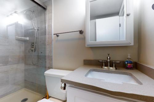 La salle de bains est pourvue d'un lavabo et d'une douche. dans l'établissement Sea Watch 1217, à Ocean City