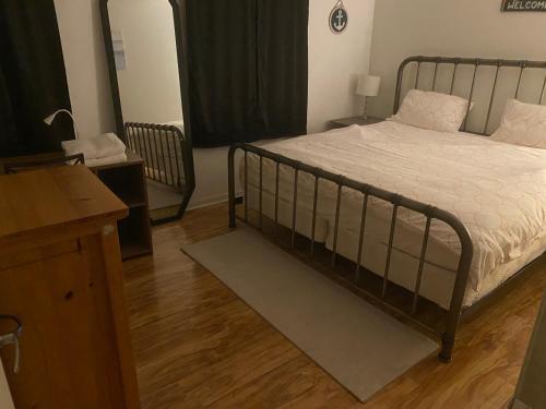 una camera con letto e pavimento in legno di monthly only shared apt a Newport