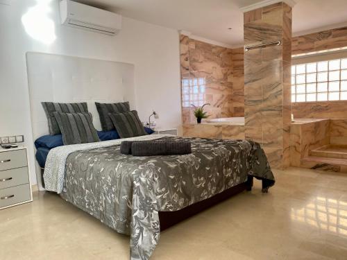 a bedroom with a large bed and a shower at Sunset Ocean Beach Point Oceanvrent in Arguineguín