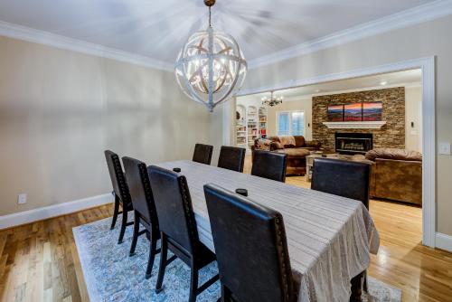 a dining room with a table and chairs at Riverside Gardens in Tiger
