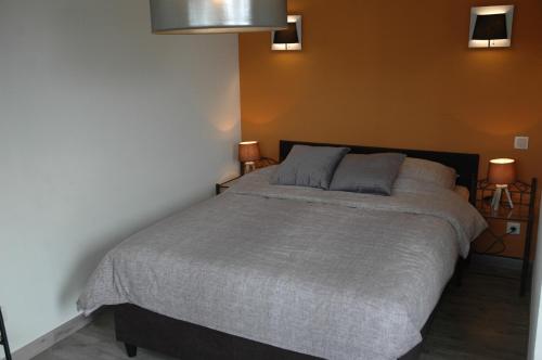 - une chambre avec un lit et deux lumières sur le mur dans l'établissement Twinkeling Lights, à Kluisbergen