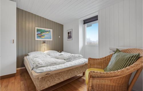 1 Schlafzimmer mit einem Bett und 2 Korbstühlen in der Unterkunft Nice Home In Augustenborg With Kitchen in Asserballeskov