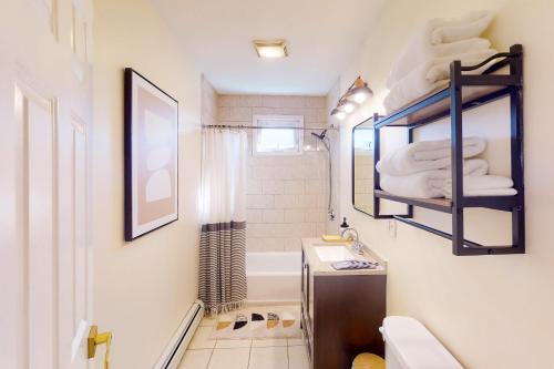 uma casa de banho com uma banheira, um WC e um lavatório. em Five75 Lux BOS - Boho Chic em Boston