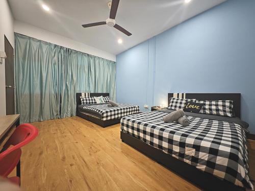 a bedroom with two beds and a ceiling fan at 4min walk to Jonker/Town 16 ~20 pax Dart & Snooker in Melaka