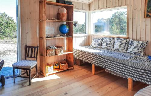 1 dormitorio con 1 cama en una habitación con ventana en Amazing Home In Anholt With Wifi, en Anholt