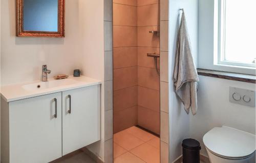 La salle de bains est pourvue d'une douche, d'un lavabo et de toilettes. dans l'établissement Amazing Home In Anholt With Wifi, à Anholt
