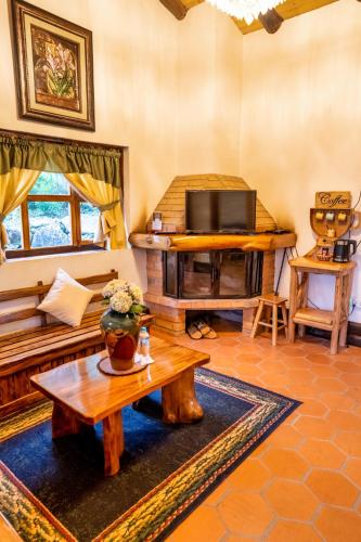 TV a/nebo společenská místnost v ubytování Hacienda Turistica Intihuatana