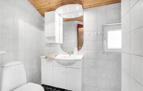 uma casa de banho branca com um WC e um lavatório em Lovely Home In Vejers Strand With Wifi em Vejers Strand