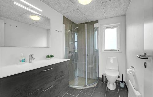 Koupelna v ubytování Cozy Home In Vinderup With House Sea View