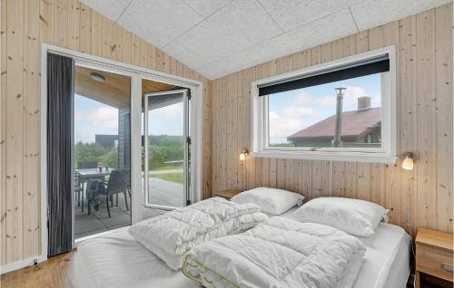 um quarto com uma cama e uma grande janela em Cozy Home In Vinderup With House Sea View em Vinderup