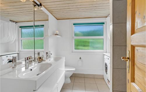 Koupelna v ubytování Amazing Home In Tarm With 5 Bedrooms And Wifi