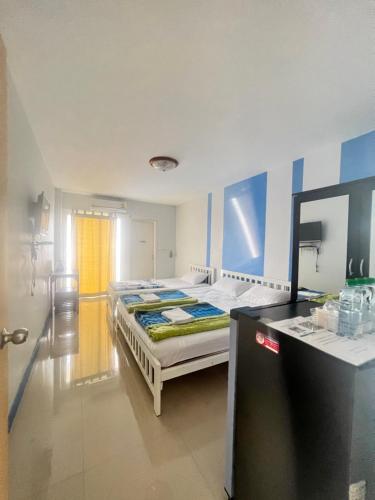 ein Schlafzimmer mit einem großen Bett in einem Zimmer in der Unterkunft S Diamond Apartment in Phetchaburi