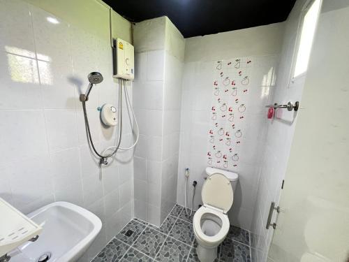 ein Bad mit einem WC und einem Waschbecken in der Unterkunft S Diamond Apartment in Phetchaburi