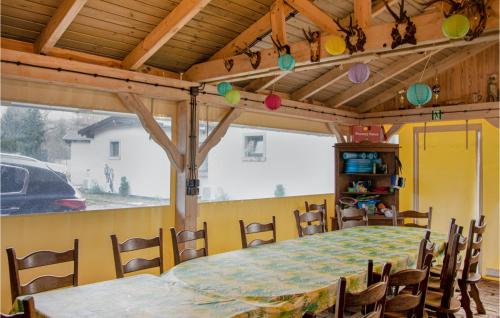 uma sala de jantar com mesa e cadeiras numa casa em Cozy Home In Wilcze With Lake View em Wilcze