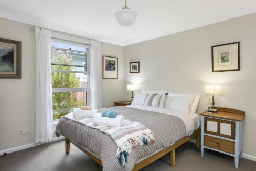 布雷克希斯的住宿－Blackheath Suite (2 b/rooms) Family/Pet Friendly，一间卧室设有一张大床和一个窗户。
