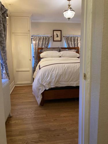 En eller flere senge i et værelse på Pineapple House, Spacious 1st Floor Apartment! City Center! 96 Walk Score! FREE parking!