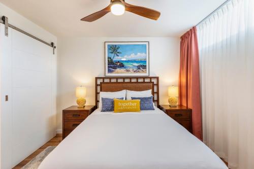 una camera con letto e ventilatore a soffitto di RARE Upscale Oasis - 2 Bed,2 Bath - Kuau Plaza - Paia a Paia