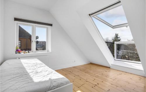 Cette chambre blanche dispose d'un lit et de deux fenêtres. dans l'établissement Beautiful Home In Dyssegrd With Kitchen, à Søborg