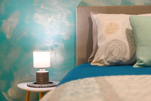 una camera da letto con un letto e una lampada su un tavolo di Corfu PRIME Apartments a Città di Corfù