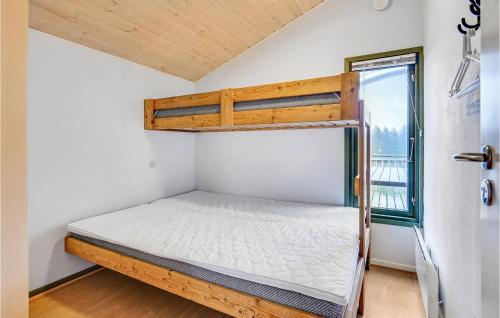2 Bedroom Nice Home In Hanstholmにあるベッド