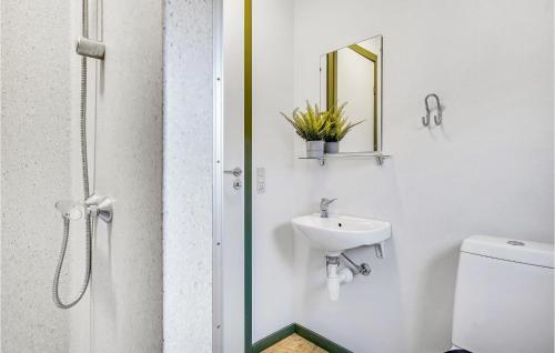 Et badeværelse på Amazing Home In Hanstholm With Wifi